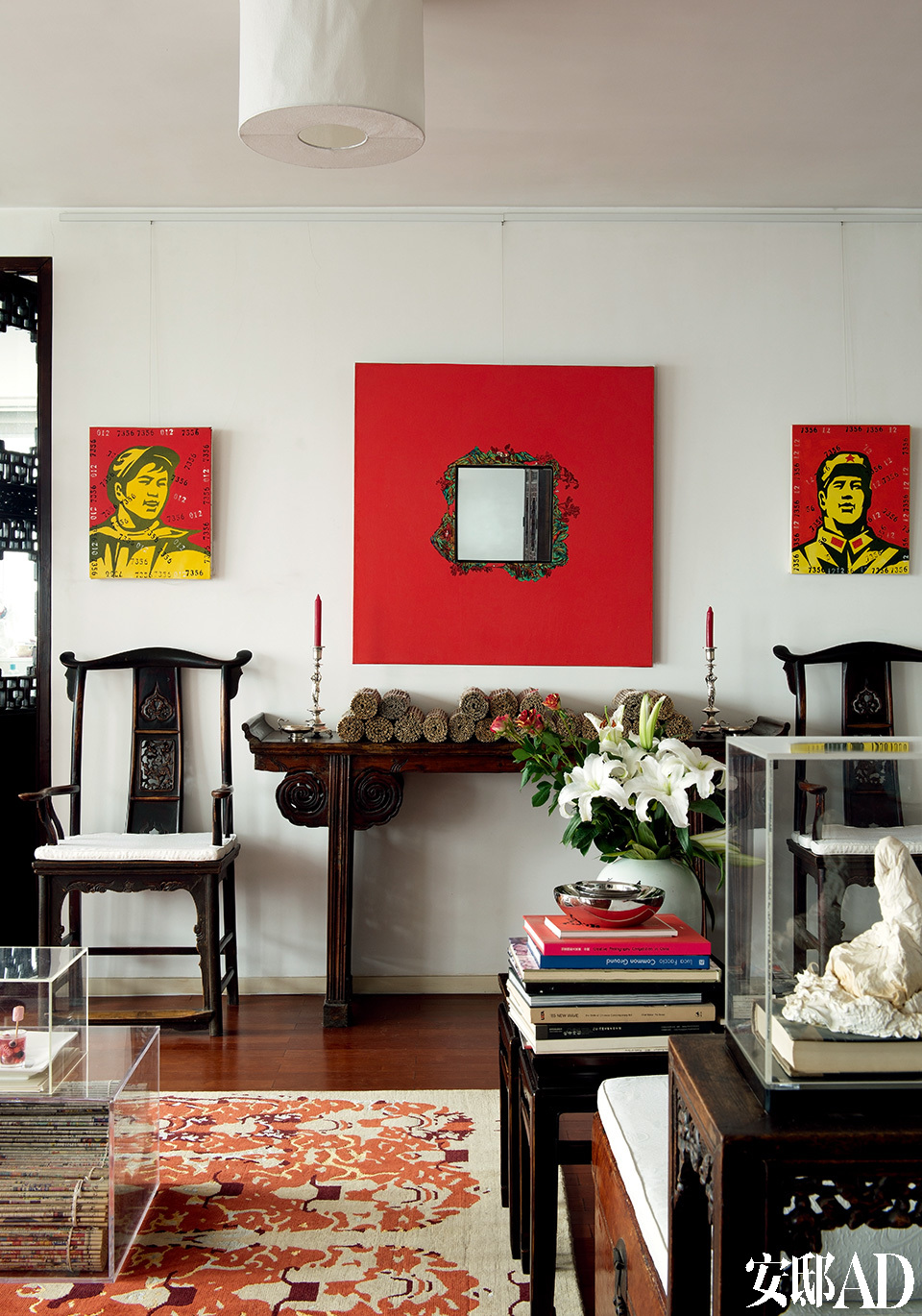 家中的大部分古董家具是Sylvia在上世纪90年代从朝外古董市场(现已不存在)买回来的。左右两幅人像是王广义创作于2004年的油画，购自他的工作室。中央带镜面的红色油画作品来自黄岩(2003年)，购于红门画廊(Red Gate)。