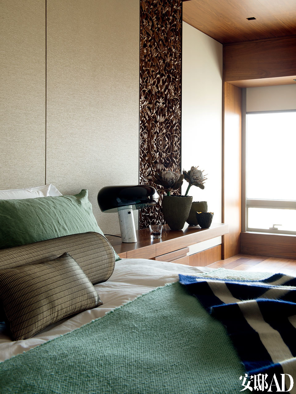 宽敞的主卧室选择了中性色调，Society绿色床品来自Lane Crawford连卡佛。