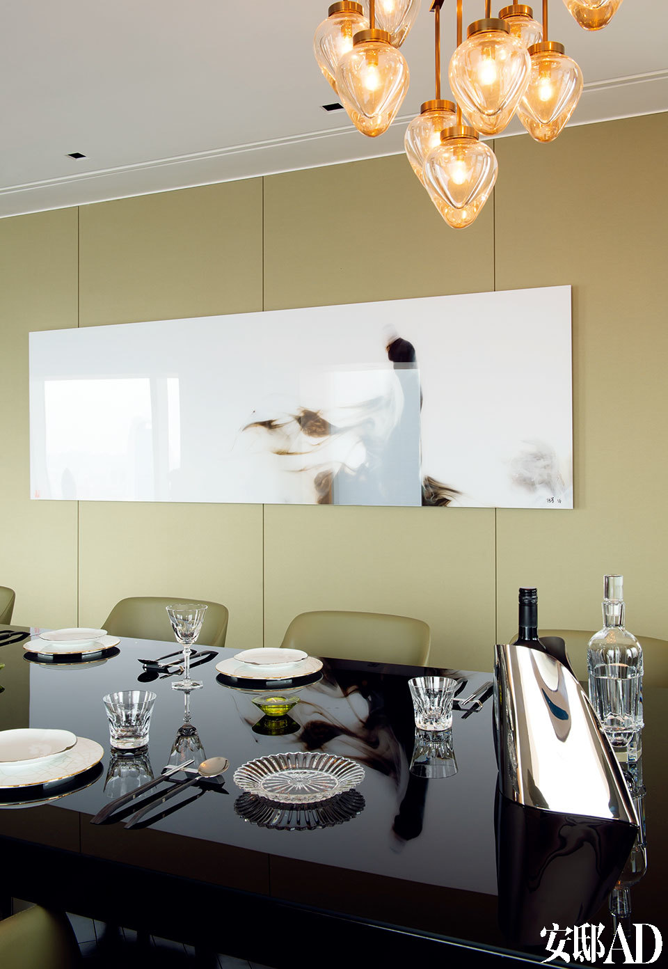 餐桌旁墙面上的艺术品由Lu Jun创作，来自Elisabeth de Brante，吊灯同样来自Holly Hunt。