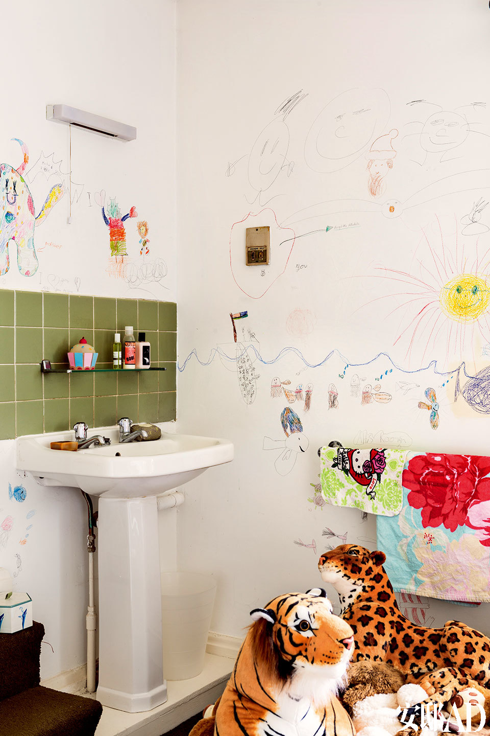 主人小女儿的卧室中，盥洗区完全由她自己“主持设计”，毛绒动物造型的软椅，是Campana兄弟的限量版设计品。