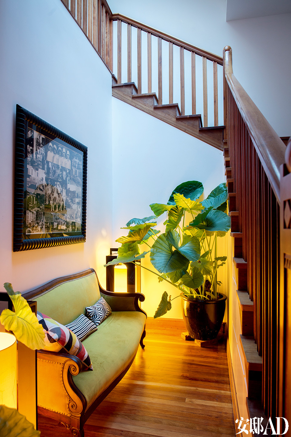 一层进门是个小厅，沙发、植物与灯光营造出温柔一角。