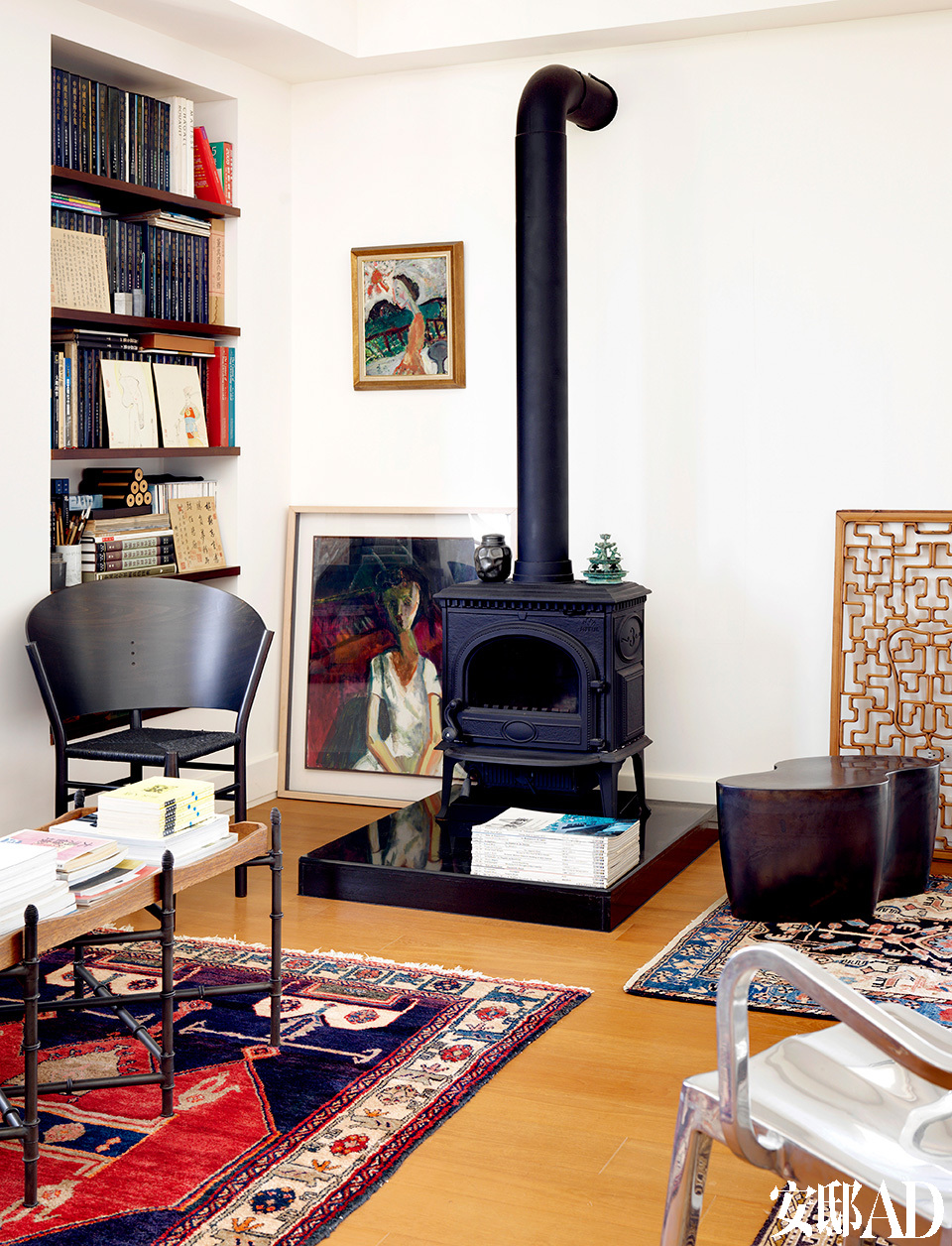 书房位于3层，棕黑色角椅是Philippe Starck的设计，调色盘陶几来自Ligne Roset。角落里的两幅油画均来自台湾油画家陈来兴。老窗花片来自苏州，是清代的老件。波斯地毯来自土耳其，是1980年的产品。