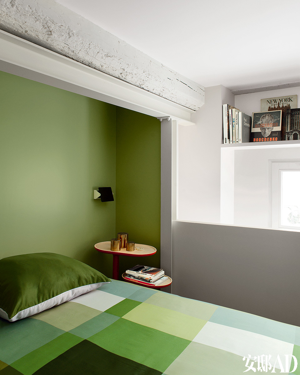 悬空的卧室里，只有一张床、一个由Lonna Vautrin设计的“Baobab”床头柜(来自Moustache)和一个由Charlotte Perriand设计的旋转百叶壁灯(来自Nemo Cassina)。铜制茶具来自CFOC，床单来自Hay chez Sentou。