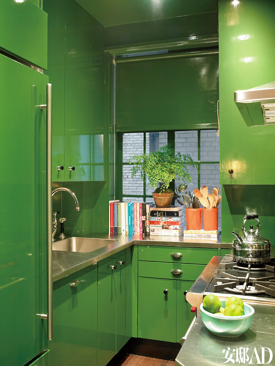 雷德将橱柜换成了苹果绿色。虽然这个小厨房间就像是餐 具间一样，但是以防万一还是具有齐全的厨房功能。原先的房东是一对德国夫妻， 对厨房里的每样事物都考虑得井井有条。因此， 设计师只是将橱柜涂成苹果绿色， 把几个线条改成直线。