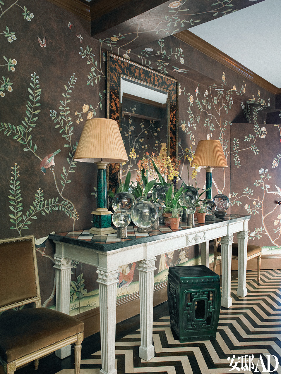 厅边桌、镜子、壁纸构成标准的走廊装饰配置。