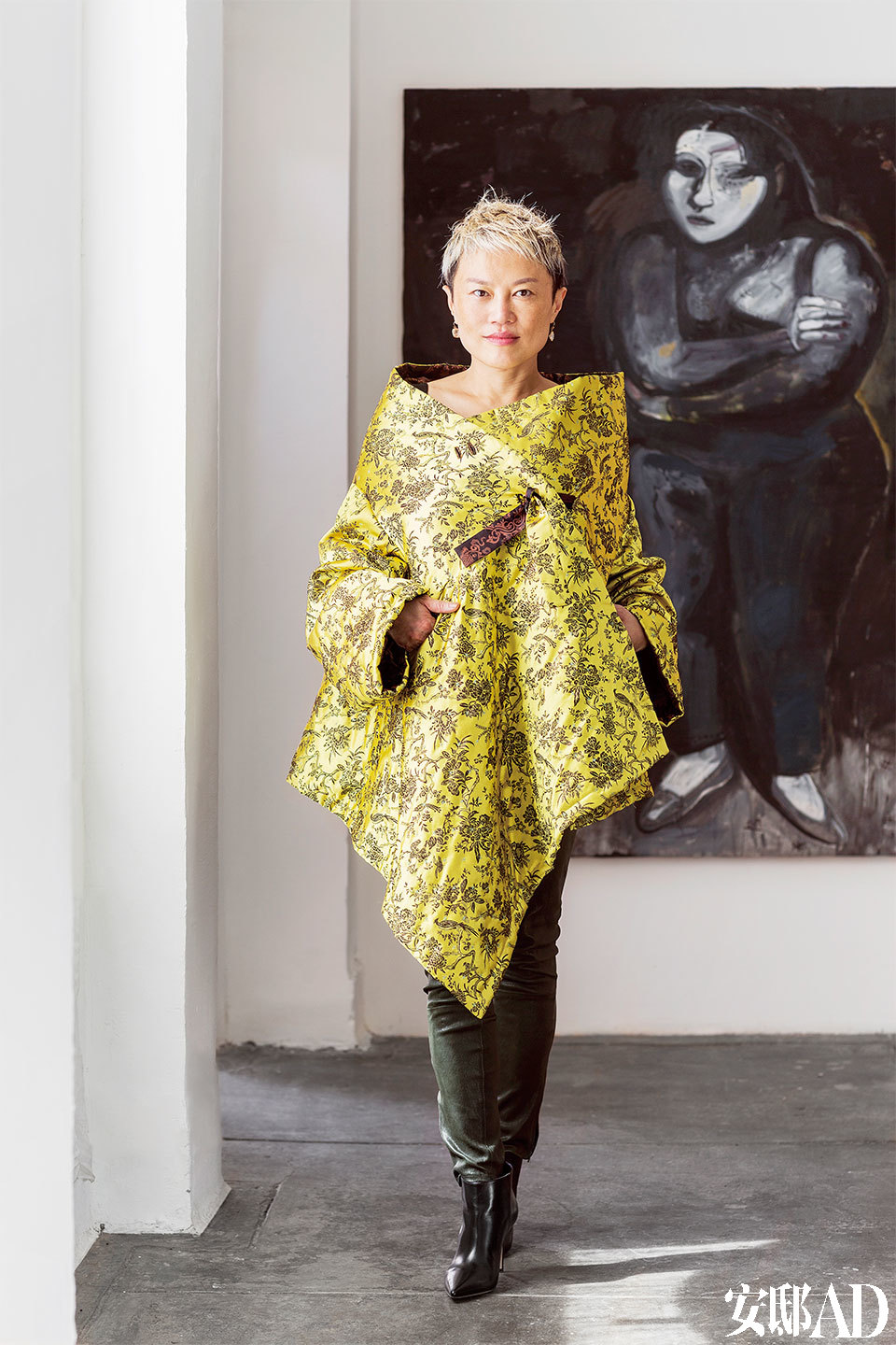 主人: 韩枫，作为1985年就移居纽约的“老土中国人”，从当年勇敢宣称自己“要做时装设计师”起，就注定会拥有不平凡的人生轨迹。她以用面料商店的废布头儿做 成的围巾起步，在1994年推出了首个成衣系列，从此每年在纽约举办两季的时装秀，成为最早成功征战纽约秀场的中国时装设计师，拥有不少明星客户。除了时 装，她还涉猎陶艺、玻璃制品甚至博物馆室内装饰等等跨界设计。2004年，韩枫回上海开设了自己的品牌店铺，后来索性将工作室直接搬回上海。2005年她 参与了英国大导演Anthony Minghella指导的新版歌剧《蝴蝶夫人》，为其设计舞台服装，此后又完成了多部戏剧的服装设计。如今她在中美之间穿行，像一座桥梁般为好设计的共享 尽自己的一份力量。韩枫穿着自己设计的服饰站在卧室中，背景墙上挂着画家张恩利以自己的太太为模特而创作的肖像画。和暖的冬日阳光通过家中的大窗洒向她的 金色披肩式华服，令韩枫整个人都光彩熠熠 。