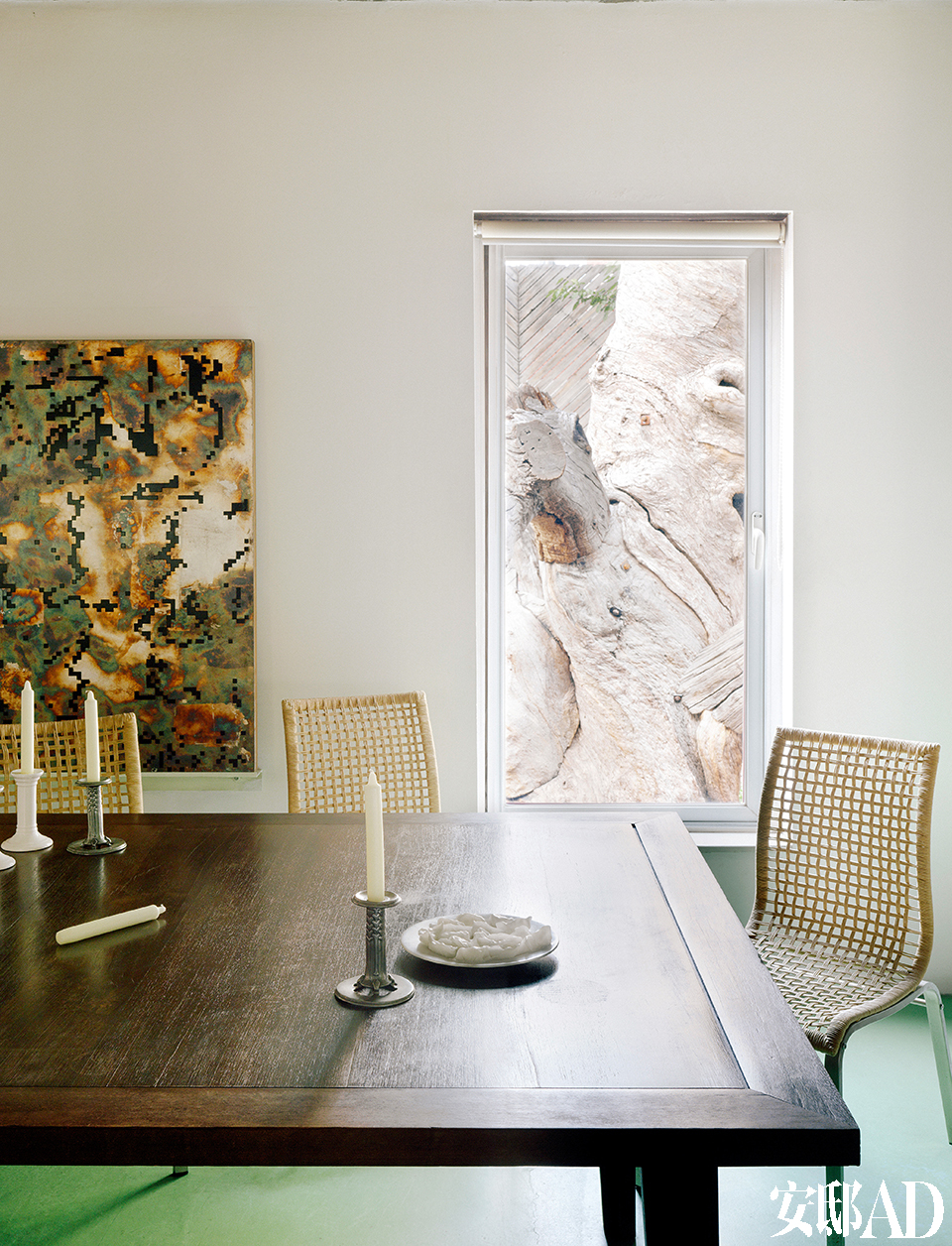 餐厅里开的一面窗，正好对着庭院里的老树艺术品，好像一幅画，框进了室内的墙上。坐在餐厅里，可以通过窗户直接欣赏到院中的老树状艺术品。墙上的艺术品是冯梦波的综合材质画《一比特》。