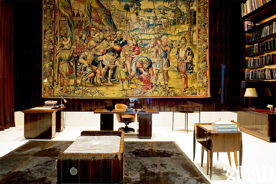 书房里摆放着Ruhlmann式的优雅锥形家具。他说：“我学建筑的
时候，每个人都崇拜包豪斯，但大约30年前，我发现了Ruhlmann，
从那时起他便成为我做建筑设计的主要灵感来源。”周英华的书房从天花板到地板都镶嵌着檀木。挂毯是来自比利时的16世纪古董。书房的家具都是Jean-Michel Frank、Pierre Chareau 和艺术
装饰大师émile-Jacques
Ruhlmann的经典作品。