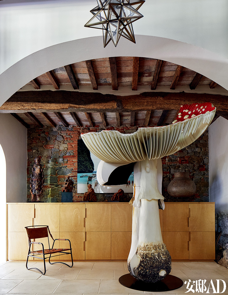 铁制皮革面料座椅由Jacques
Adnet设计。2.6米高的Giant Triple Mushroom 大蘑菇艺术摆件来自Carsten Höller。后方的摄影作品来自意大利摄影师Francesco
Jodice。