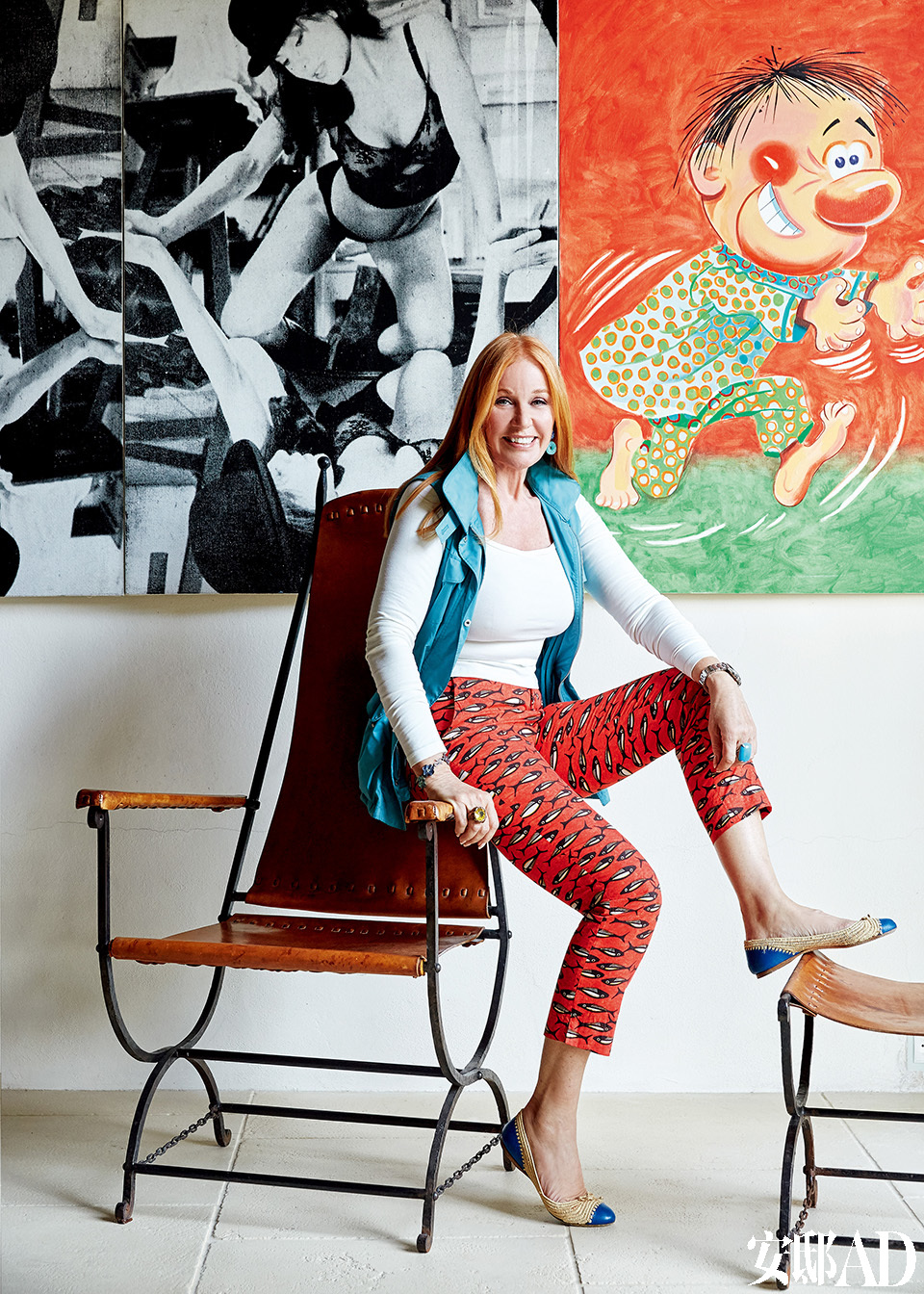 坐在扶手上的Suzanne，扶手椅和脚凳均来自André Arbus。后侧的油画来自Julia Wachtel。主人: Suzanne Syz（苏珊·塞兹），瑞士珠宝设计师，20世纪80年代活跃于纽约，与安迪·沃霍尔、巴斯奎特（Jean Michel Basquiat）、施纳贝尔（Julian Schnabel）、杰夫·昆斯（Jeff Koons）等知名艺术家过从甚密。近年搬到日内瓦，她的作品经常出现在各大秀展：棕榈滩珠宝与古董展（Palm Beach Jewelery Show），“军械库展会”（Armory Show），日内瓦艺术展（Art Genève）和伦敦大师展（Masterpiece London）；对艺术收藏保持热情的她，也常在PAD、弗里兹艺术博览会（Frieze）、巴塞尔艺术展（Art Basel）、TEFAF等各大艺廊和艺术展上寻找新藏品。