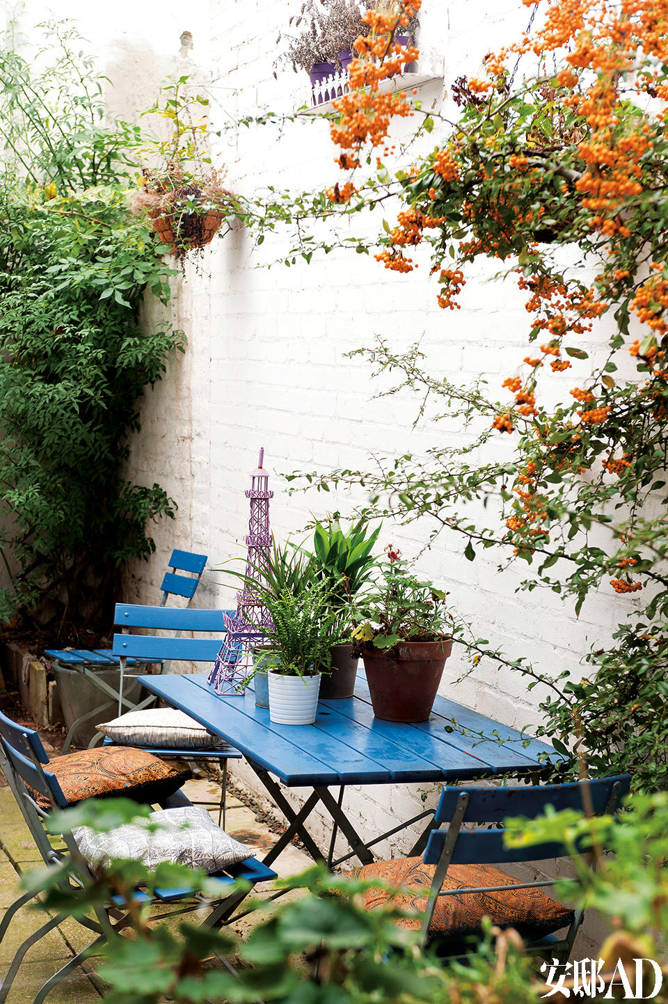 房屋后院的小花园，让从小习惯了乡村田园生活的Marisa在车水马龙的都市中也能得到一点自然的慰藉。小花园中的户外复古桌椅来自Balcony Gardener，花草大多为主人从伦敦Columbia路市场中淘来的战利品。