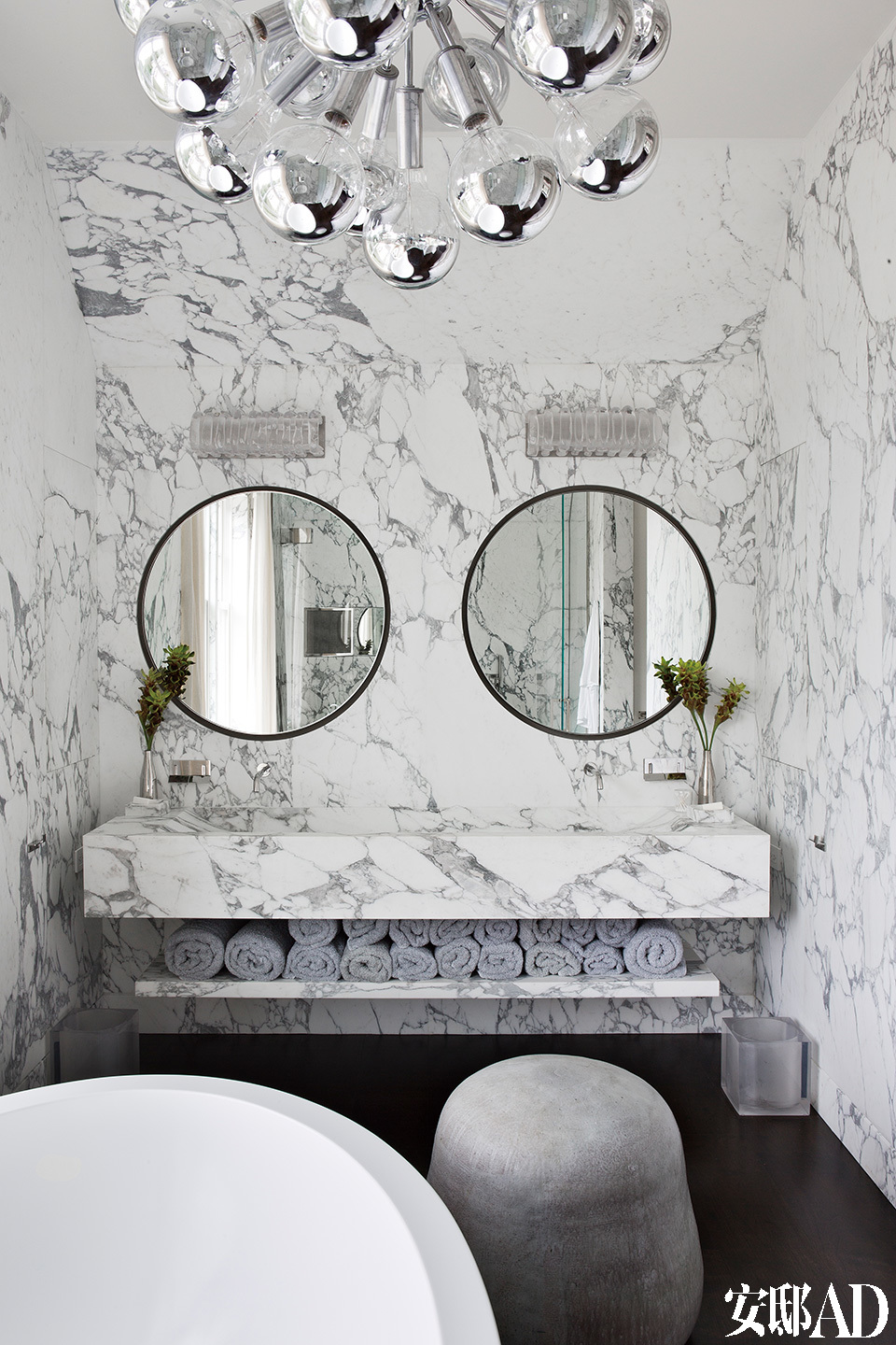 主卧室的卫生间内拥有Sputnik品牌的吊灯，镜子也由Julie Hillman设计，浴缸来自Boffi品牌，矮凳是Hun-Chung Lee的设计，出品自R 20th Century。