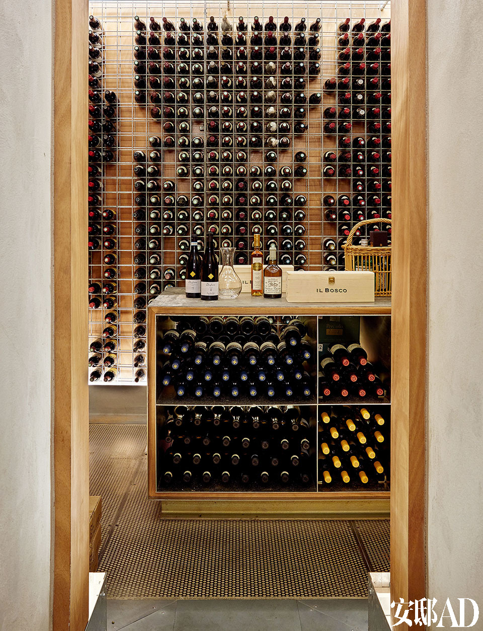 Calabresi父子最著名的创造，是用西拉葡萄酿造的红葡萄酒Il Bosco，以及用维欧尼品种老藤白葡萄酿造的白葡萄酒Fontarca。私人酒窖位于房子的地下室，里面有许多收藏。
