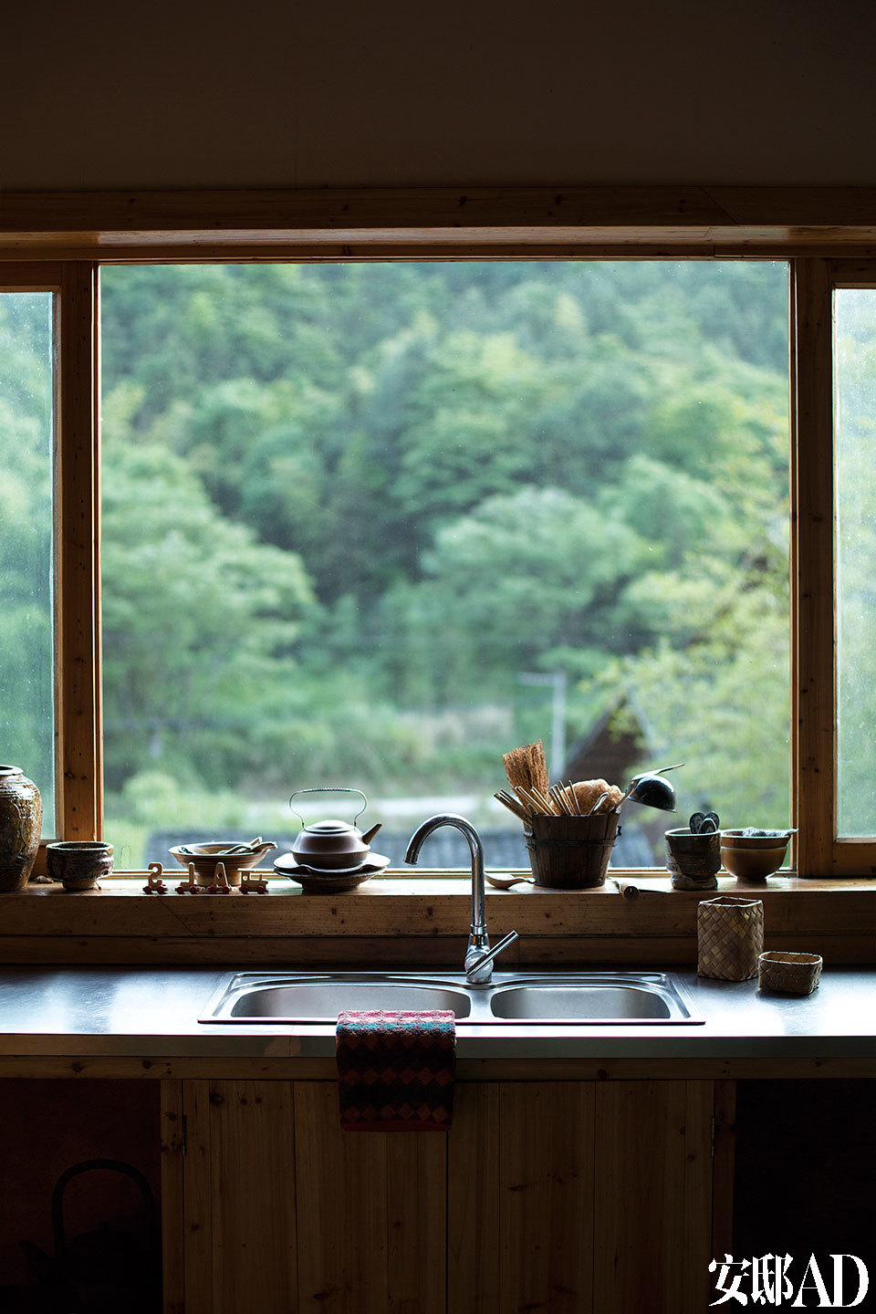 李见深每天使用这间厨房制作可口的乡间菜肴，窗外的“风景画”作者不是他，而是三宝的大自然。