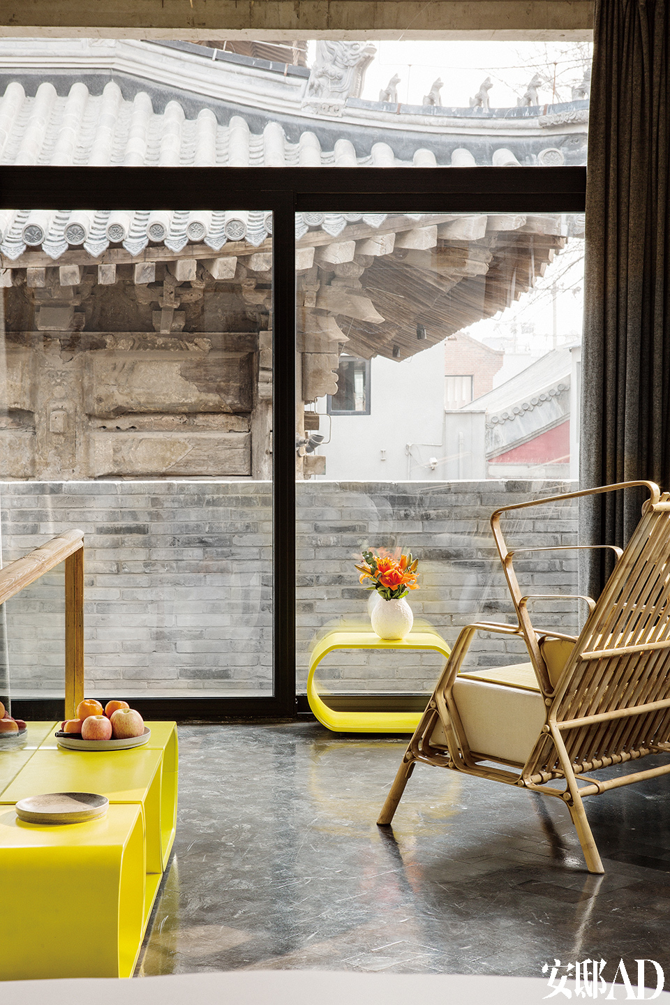 “峨眉”客房里依然配置了Sandeep Sangaru的扶手椅和刘利年的亮黄色子母桌，大落地窗提供了欣赏院落中古建筑的特别视角。精确设计的开窗位置，让古建筑苍劲的瓦楞檐角成为每个房间最美的窗景。