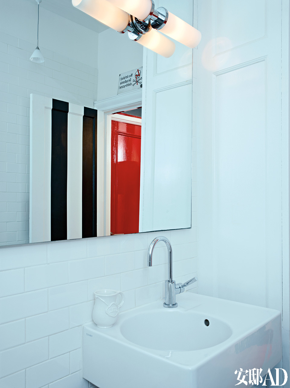 为了统一风格，卫生间的门也被漆上了黑白条纹。