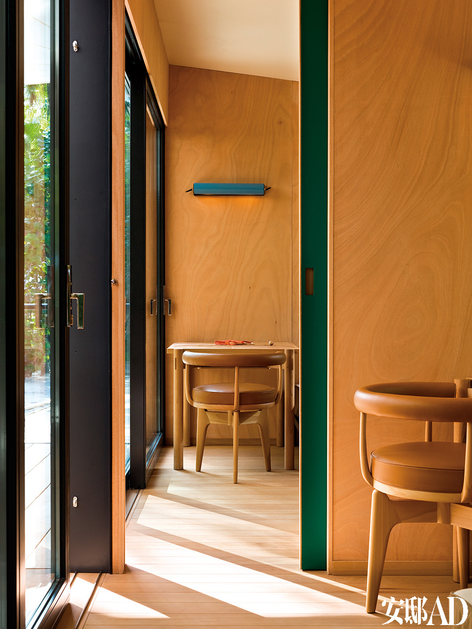 所有的房门都是可滑动玻璃门，通往露天室的房门处，房间与双层玻璃之间的隔墙用了红色或绿色的漆木。
