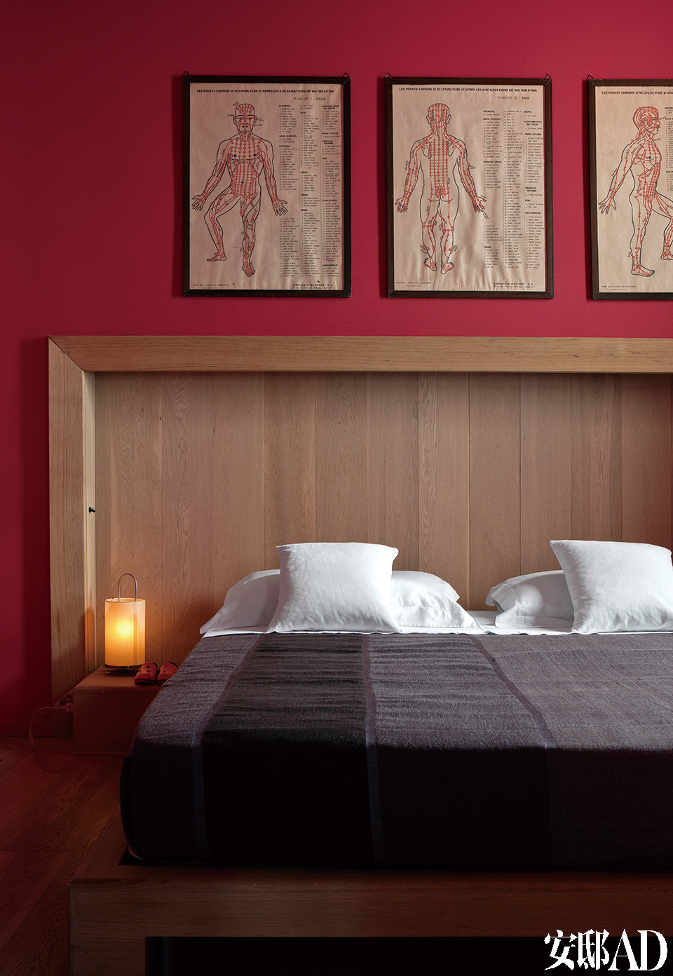 主卧室，床是Jacopo 2007年的设计，由Fratelli Bianchi制作；墙上是传统的针灸图，来自跳蚤市场的斩获。床嵌入到墙面里20厘米深的壁龛，覆盖着和地板材质相同的镶木地板条。色调温馨明媚，设计上方便孩子们四处跑跳打闹，这就是五口之家的美好生活。