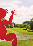 红色的钢雕小红人，是艺术家吕胜中的著名作品，远处是单独辟出的客人房。
