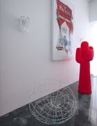 Gufram具代表性的各色“仙人掌”衣架站在家的各个 角落，与不同艺术品及空间巧妙呼应。“万宝路”装饰画是出自Ian Strange AKA Kid Zoom，2010年的作品。玻璃壁灯来自Trilobi，是1960年意大利威尼斯Murano岛威尼斯出品的。白色的Detecma摆设是由Tullio Regge在1967年设计的。