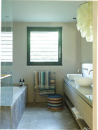 浴室吊灯来自Verner Panton，圆墩和浴巾都来自Missoni Home。