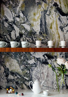 一块纹理、色泽都非常精美的云龙白玉大理石，成了家中三种主色调的灵感之源。早餐厅中装饰着一面云龙白玉大理石墙壁，架上的瓷器和台面上的茶壶均由Gary Wang设计，来自Spin。