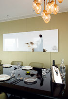餐桌旁墙面上的艺术品由Lu Jun创作，来自Elisabeth de Brante，吊灯同样来自Holly Hunt。