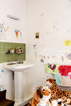 主人小女儿的卧室中，盥洗区完全由她自己“主持设计”，毛绒动物造型的软椅，是Campana兄弟的限量版设计品。