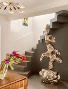 由两间公寓合并而成的一套居所，经过彻底改建，富有音乐节奏感的楼梯在其中充当了重要角色。一层另外一个楼梯旁，是展望的不锈钢太湖石系列雕塑，墙上是王子卫的油画。