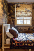 一层空间原本是马厩，Claud在改建时为它开了很多窗，这才引入足够光线。位于一层的佣人房虽然面积不大，但装饰一点不马虎。床上的毯子是Claud在伦敦的一个拍卖会上买到的，是18世纪高加索人手工绣制的被盖。壁纸是de Gournay欧式系列的Monuments of Paris。