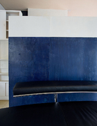 绘画室的一角，蓝色的墙面前摆放的是Eileen Gray设计的座椅。