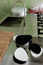 厨房的Foster不锈钢工作台，由Varenna设计。她母亲Doriana设计了其中的黑白陶器。