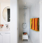 因为空间有限，卫生间和浴室都只能留出一窄条，但纯白色的装饰却尽显洁净舒适。