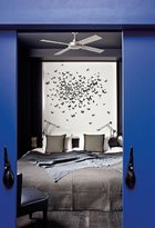 主卧室与蓝色更衣室相连，床头在法国艺术家Manon Tricoire 的手中，化作了日本煅烧纸蝴蝶的天堂。法国艺术家Manon Tricoire为主卧室设计了诗意的“蝴蝶墙”，日本煅烧纸制成。由Richard Sapper设计的Tizio床头灯出品自Artemide，门把手为Chofa品牌。