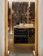 Calabresi父子最著名的创造，是用西拉葡萄酿造的红葡萄酒Il Bosco，以及用维欧尼品种老藤白葡萄酿造的白葡萄酒Fontarca。私人酒窖位于房子的地下室，里面有许多收藏。