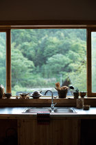 李见深每天使用这间厨房制作可口的乡间菜肴，窗外的“风景画”作者不是他，而是三宝的大自然。
