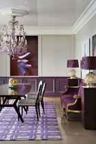 华丽的紫色调满足了女主人对餐厅的幻想，复古风格的家具与当代艺术达成了极好的平衡。餐厅，水晶紫色吊灯是Maison Bagués1940年的设计，来自法国。餐桌是1950年Ico Parisi设计的。餐椅为新装饰主义风格。地毯购自BsB商店，品牌是the Rug Company。18世纪的金边沙发来自意大利。沙发旁的一对台灯来自Angelo Brotto。沙发上方两张摄影艺术作品出自一位非知名艺术家之手。紫色雕塑是伊朗雕塑家Tony Oursler的作品。餐桌上摆放着两个前哥伦比亚时期的面具真品。