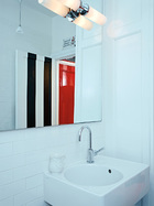 为了统一风格，卫生间的门也被漆上了黑白条纹。