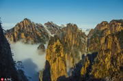安徽黄山，下雪后的黄山景色，云雾缭绕似仙境。