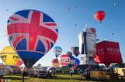 布里斯托尔国际热气球节与商业紧密相连，每个热气球都代表着一家公司的广告创意。这些公司把自己的品牌名...