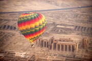 埃及在埃及卢克索旅行，最经典的游览方式就是乘坐热气球，在城市上空俯瞰尼罗河和金字塔的美景。