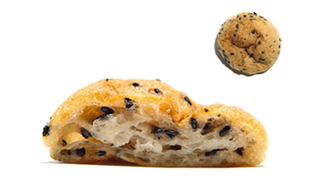 Pao de queijo 芝麻球介于面包和麻薯之间的口感。