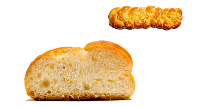 Braided bread 辫子包广泛流传于欧洲的一种高脂型面包，特点不仅是辫子的形状，还有上面撒满的杏仁片和米雪糖。
