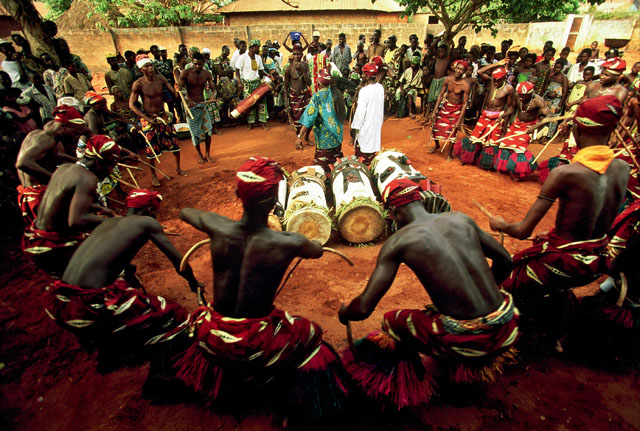 包括非洲最大,最美的水上木屋聚落,你会见到贝宁南部yoruba王国的国王