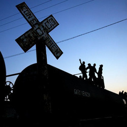 中美洲青年爬火车追逐“美国梦”