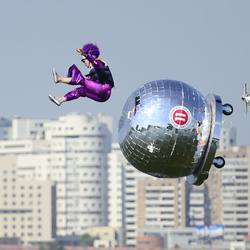莫斯科举行“鸟人大赛” 奇葩飞行器上天入水