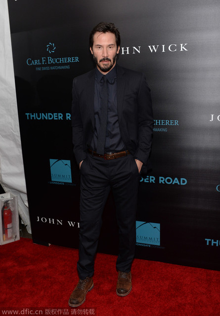 Keanu Reeves也出席了《疾速追杀》的纽约特别放映会。这身搭配显现出一点穿越感。有擦光棉的摩登气质，还有腰带与鞋履的做旧范儿。针织平角的领带和一脸男神胡茬让Keanu Reeves显得优雅倜傥。