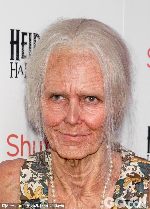 超模海蒂•克拉姆万圣节派对老妇人装曝光 老年斑、皮肤褶皱俱全超逼真