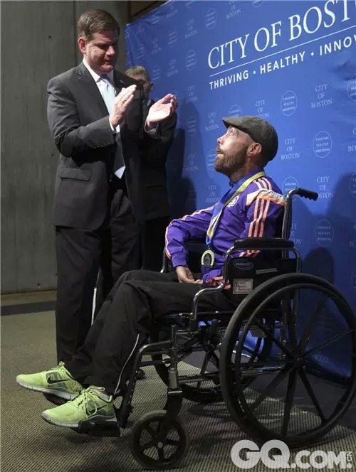在他的波马比赛结束后，波士顿市长马丁·沃尔什亲自为他戴上了奖牌，“这绝对是一个激励人心的故事，他的精神会在跑道上不断延续下去。”