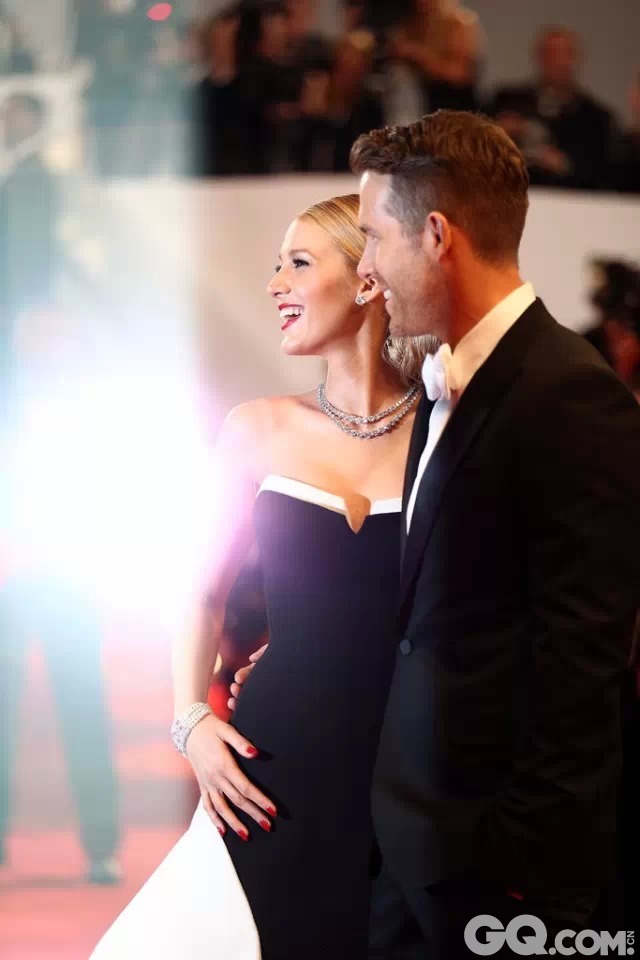布莱克·莱弗利（Blake Lively）和瑞安·雷诺兹（Ryan Reynolds）在2014戛纳开幕式红毯上最令人印象深刻的一张照片，当时Blake Lively已经怀有身孕，从他们灿烂的笑容中可以看出，他们对未来宝宝的期待。